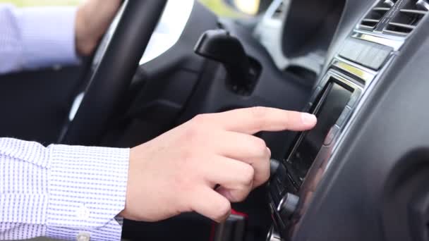 Männliche Hand Passt Das Tuning Des Autoradios Touchscreen Panel — Stockvideo