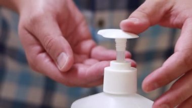 Adam ellerini dezenfektanla dezenfekte ediyor. Corona virüsü konsepti.