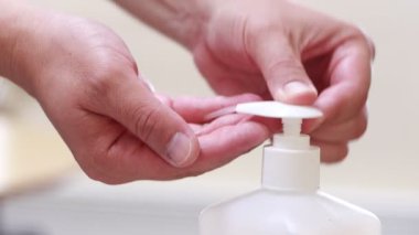 Adam ellerini dezenfektanla dezenfekte ediyor. Corona virüsü konsepti.