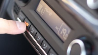 El arabanın klima kontrol düğmelerini ayarlar.