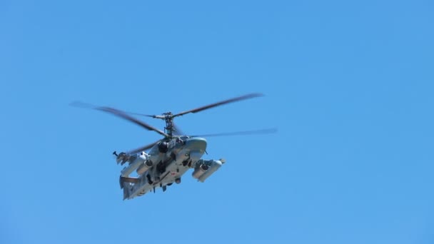 Военный Вертолет Летает Небе — стоковое видео