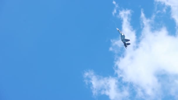 Militär Stridsflygplan Utför Död Loop Och Manövrar Himlen — Stockvideo