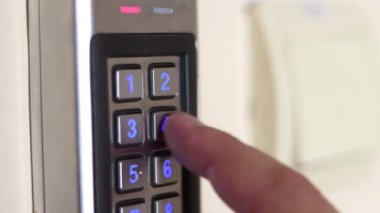Adam elektronik kombinasyon kilidine bir parola girdi.