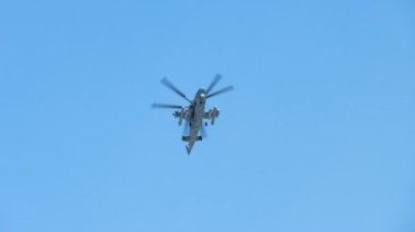 Askeri helikopter gökyüzünde uçuyor.
