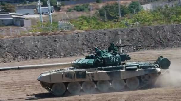軍事タンクは訓練場を通って運転する — ストック動画