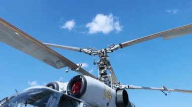 Büyük bir askeri helikopter pervanesi.