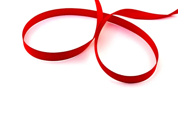 Loop de fita vermelha em um fundo branco — Fotografia de Stock