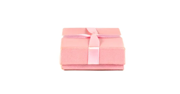 Розовая коробка с лентой на белом фоне — стоковое фото