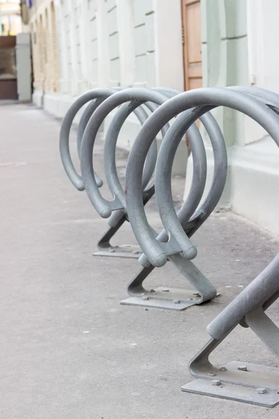 Montaje para estacionamiento de bicicletas en la ciudad — Foto de Stock