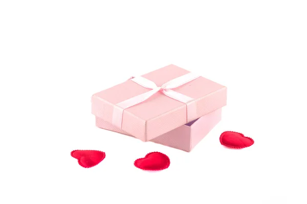 Presentask med rosa bandet och röda hjärtan — Stockfoto