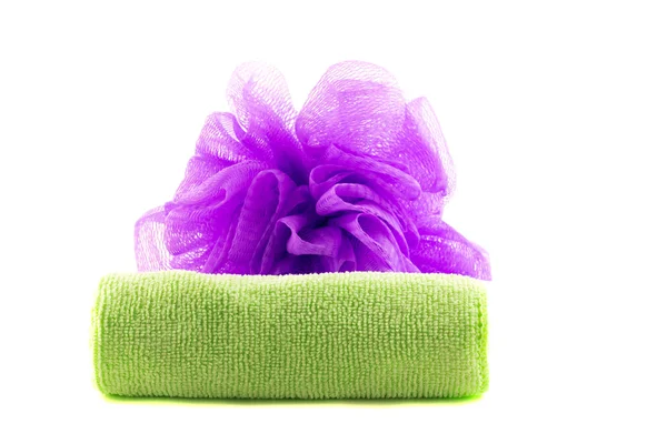 Rulle av grön handduk med lila svamp — Stockfoto
