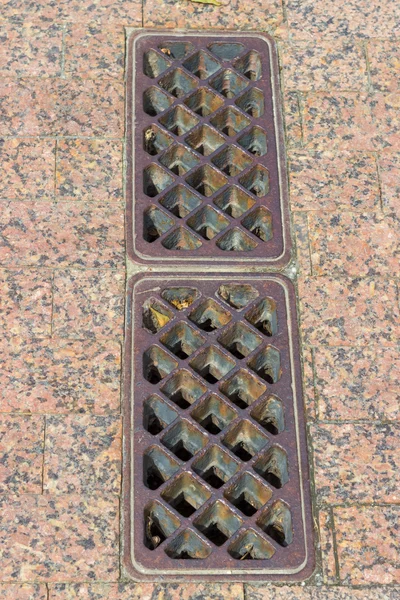 Drenaje de alcantarillado oxidado en una rampa de estacionamiento — Foto de Stock
