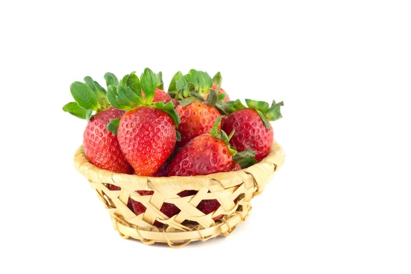 Une poignée de fraises dans un panier en osier — Photo