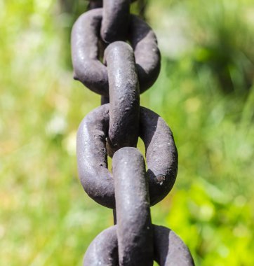 Çim zemin üzerine demir zincirler