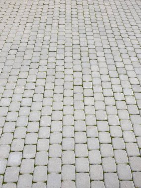 Asfalt yola bak. Granit desenli bir bina. Soyut arkaplan.