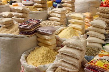 Bolivya 'nın Sucre White şehrinde geleneksel mısır gevrekleri ile organik ürünlerin merkezi pazarı