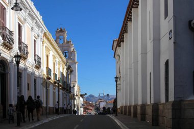 Bolivya 'daki Sucre White City' de beyaz duvarlı klasik koloni caddesi manzarası