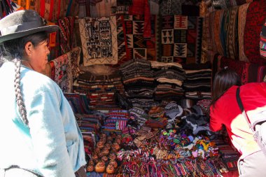 Geleneksel el yapımı ürünlerle dolu renkli bir Bolivya pazarı