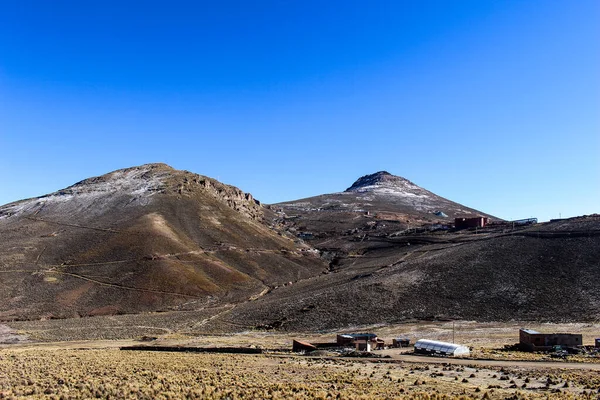 Potosi 'deki tarihi Cerro Rico' nun dev madenleri ve şehir manzarası.
