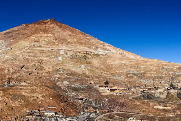 Potosi 'deki tarihi Cerro Rico' nun dev madenleriyle panoramik görüntüsü