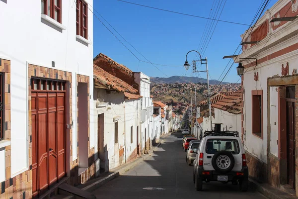 Vista Rua Colonial Clássica Com Carros Sucre Cidade Branca Bolívia — Fotografia de Stock