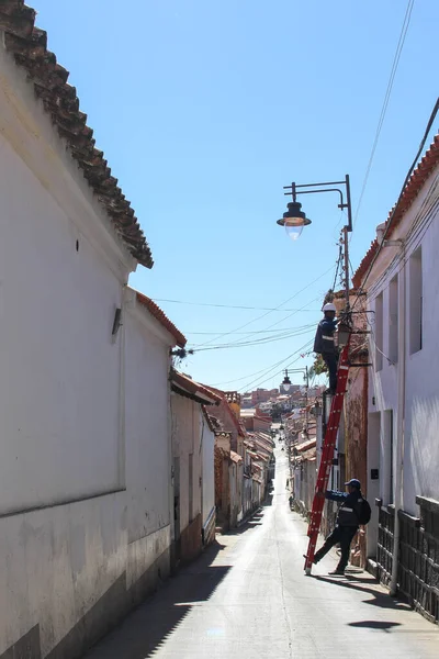 Bolivya 'daki Sucre White City' deki kablolu TV çalışanlarının olduğu klasik koloni caddesi manzarası