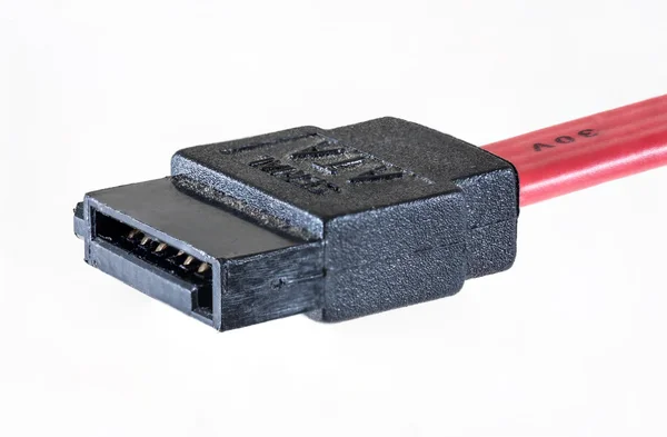 SATA-kabel met connectoren. Geïsoleerd op een witte achtergrond, uitknippad — Stockfoto