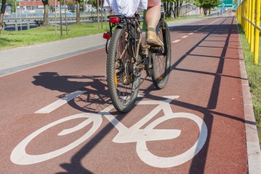 Bisiklet yolu işaret ve bisiklet binici