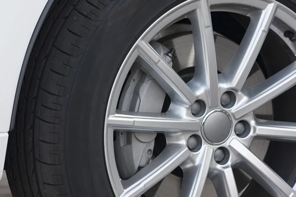 fren disk ve kumpas ile tekerlek portre