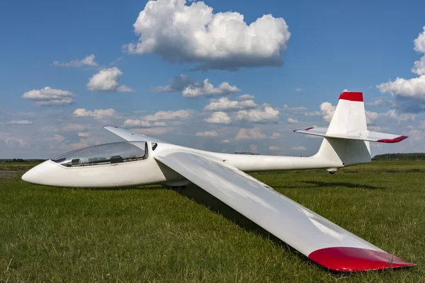 Segelflugzeug am Flughafen. Sichtbares Cockpit — Stockfoto