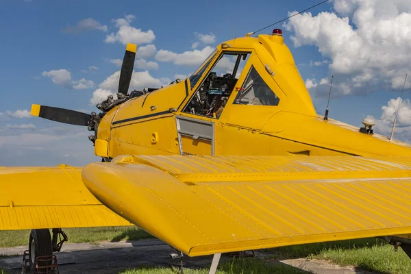 Gelbe landwirtschaftliche Flugzeuge flugbereit — Stockfoto