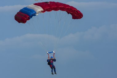 Bialystok Polonya 4 Haziran 2016. Paraşütçü atlamak sırasında