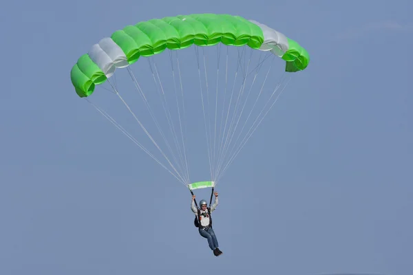 Bialystok Polonia 4 junio 2016. Paracaidista durante el salto — Foto de Stock