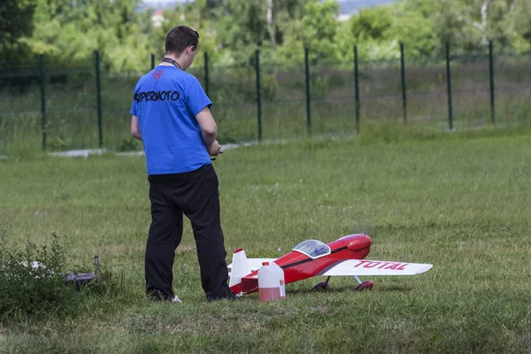 Bialystok, Polonia, 12 de junio de 2016: niño jugando con un avión modelo — Foto de Stock