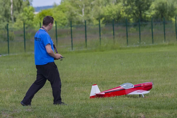 Bialystok, Polonia, 12 de junio de 2016: niño jugando con un avión modelo — Foto de Stock