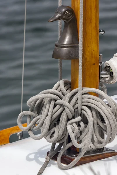 Corde sur un yacht en gros plan, détail — Photo