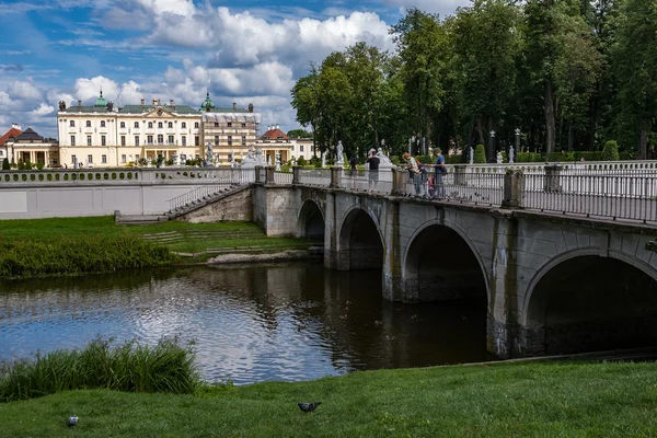 Białystok, Polska, zm. 16 lipca 2016: Ogrody pałacu Branickich — Zdjęcie stockowe