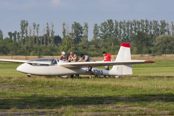 Bialystok, Polonia, 24 de julio de 2016: Pilotos remolcan planeador después de aterrizar — Foto de Stock