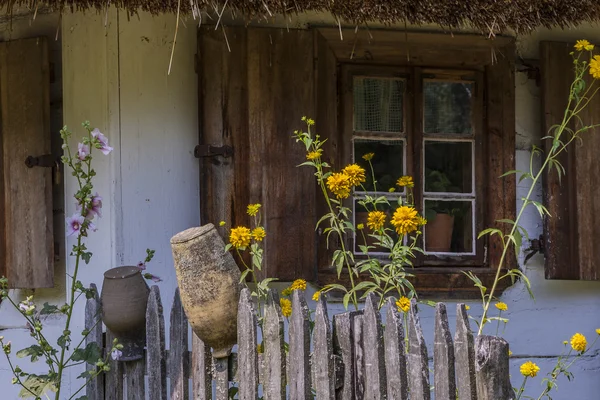 Окна старого деревянного дома — стоковое фото