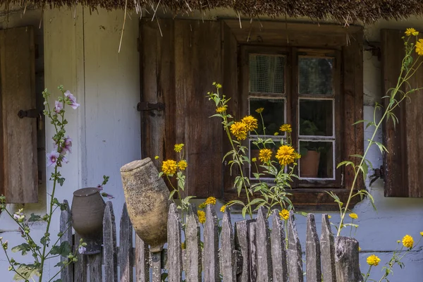 Finestre su vecchia casa di legno — Foto Stock