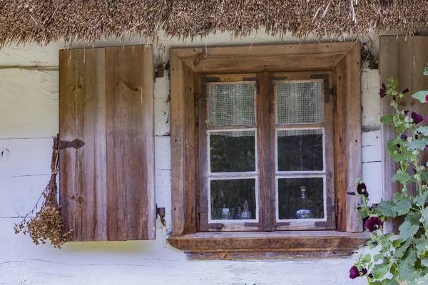 Finestre su vecchia casa di legno — Foto Stock