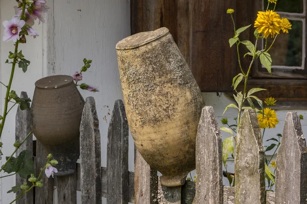 Tontöpfe am Zaun — Stockfoto