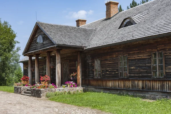 Země domek s doškovou střechou — Stock fotografie