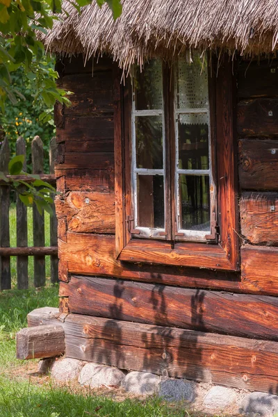 Fenster an altem Holzhaus — Stockfoto