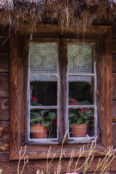 Windows na starý dřevěný dům — Stock fotografie