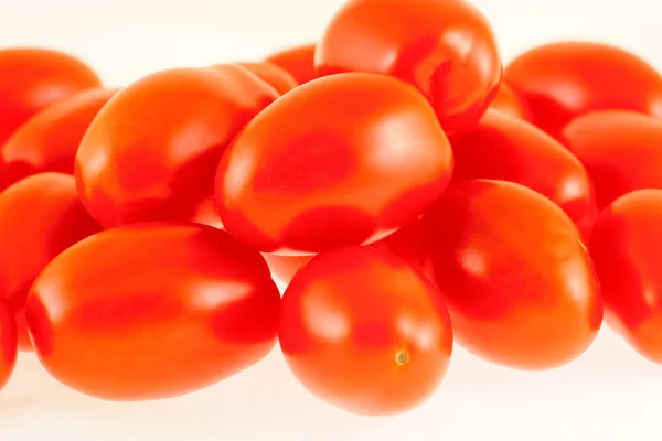 Tomat merah segar disajikan pada latar belakang putih — Stok Foto