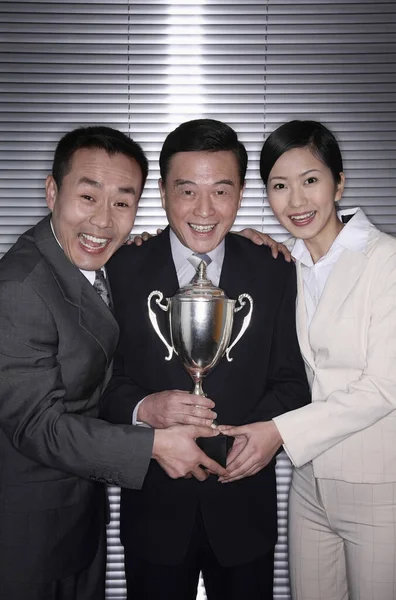 Les Hommes Affaires Posant Avec Leur Trophée — Photo