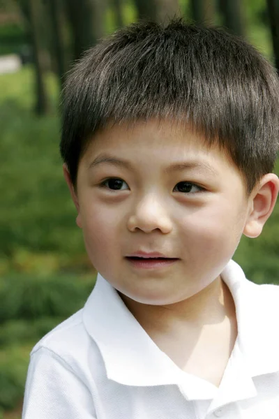 Leuke Jongen Wit Shirt — Stockfoto