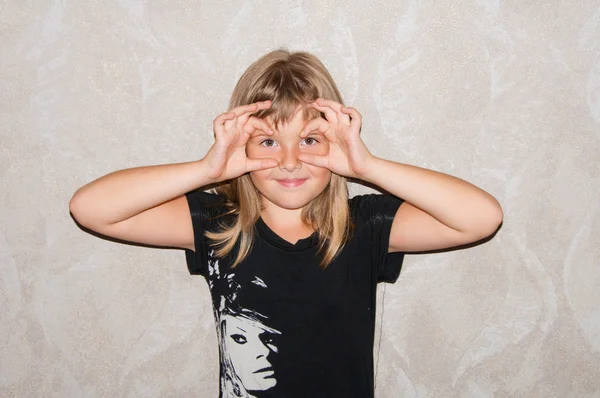 Teenager mädchen marken maske von fingers — Stockfoto