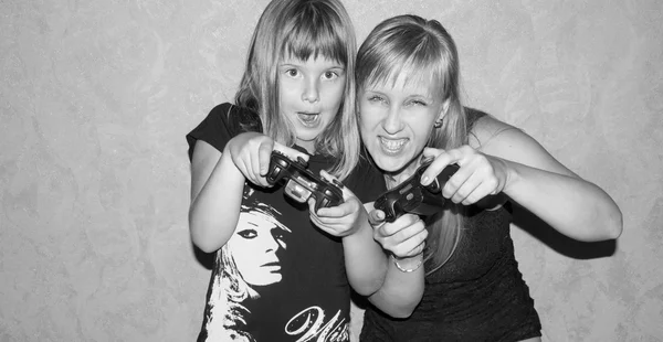 Mother and daughter play games — Stock Photo, Image